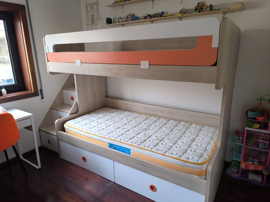 Beliche infantil com espaço de arrumação e escadas seguras