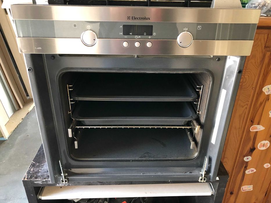 Piekarnik do zabudowy Electrolux EOB64201X używany uszkodzone drzwi
