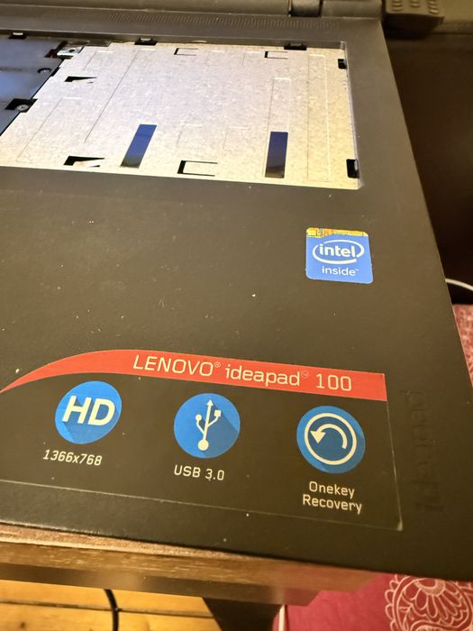 На запчастини:ноутбук Lenovo IdeaPad 100 (15iby), Intel,500Gb, 8Gb RAM