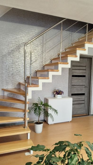 Металеві каркаси сходів вінтові консольні ступені перила лестници