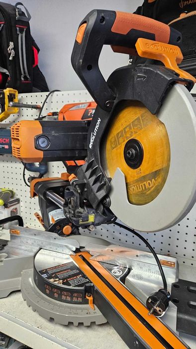 Ukośnica z posuwem Evolution R255SMS-DB 255mm 2000W