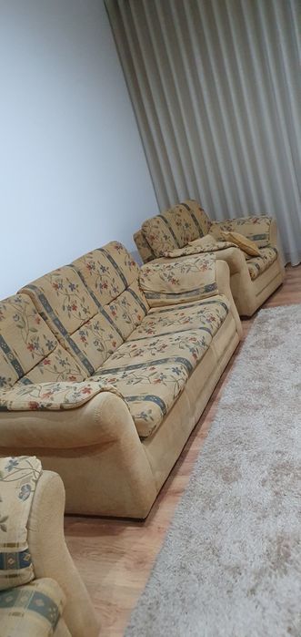 Sofás (1 de 3 lugares e 2 individuais)