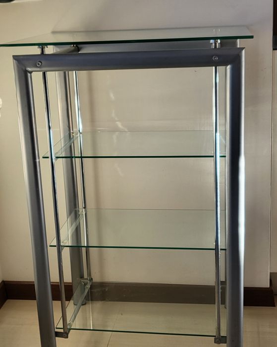 Mały szklany regał