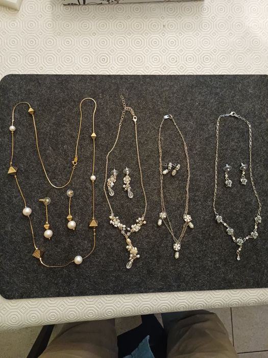 Bijuteria colares e brincos