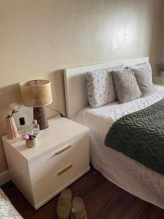 Conjunto cama + duas mesas de cabeceira brancas