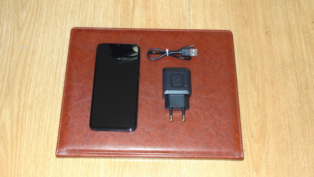 Smukły ładny smartfon Samsung w ładnym stanie, ekran amoled okazja !