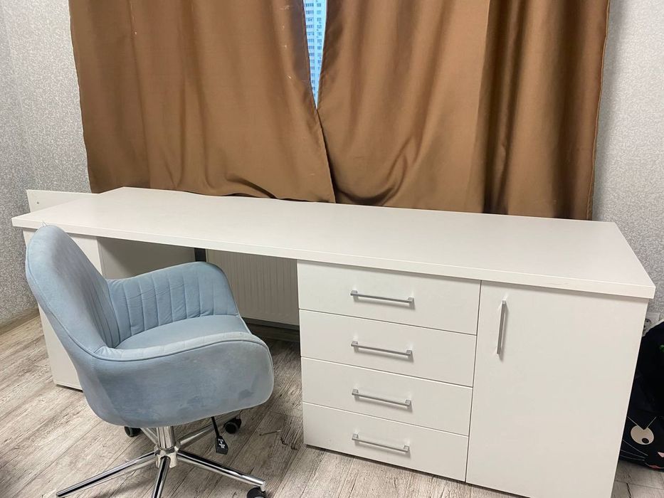 Стіл для роботи чи навчання