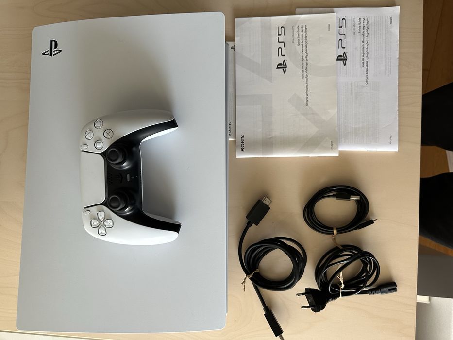 Consola Playstation 5, 825 GB,  Branca, 1 Comando, com caixa.