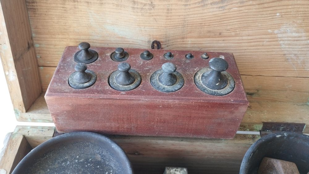 Pequena balança com pesos e outros