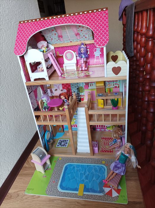 Duzy drewniany domek dla lalek