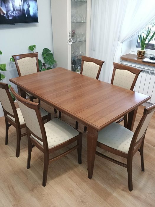 Stół o wymiarach 90x160cm (210cm po rozłożeniu)i 6 krzese