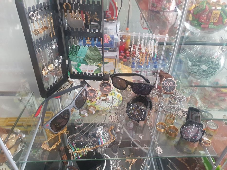 Bijuterias, relógios, óculos de sol
