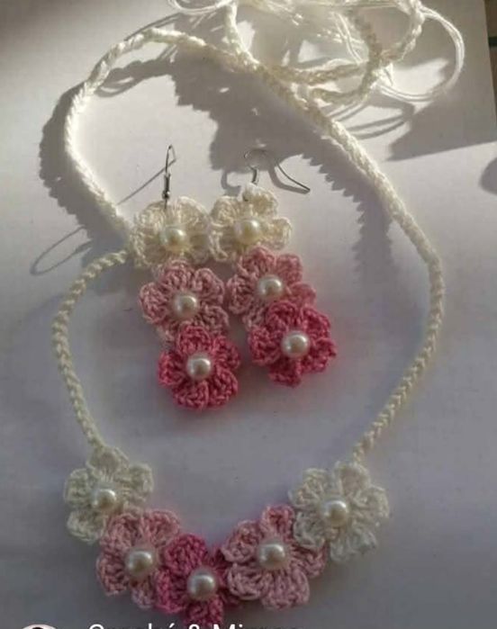 Conjunto colar + brincos em crochê com flores rosa e pérolas