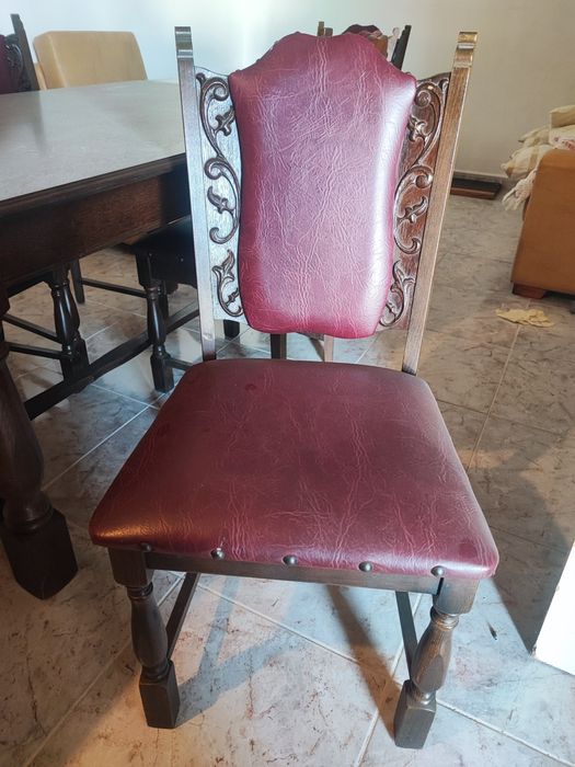 Mesa de sala/ cozinha com cadeiras