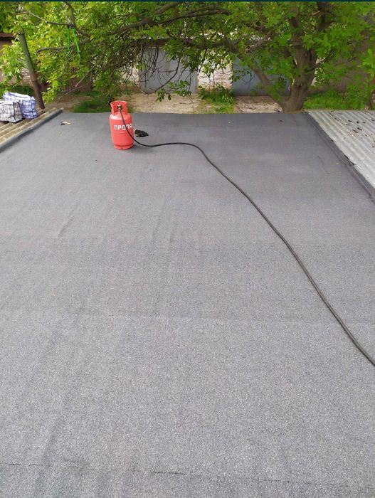 Кровельщик . Монтаж кровли . Ремонт крыши на последнем этаже . Мягкая