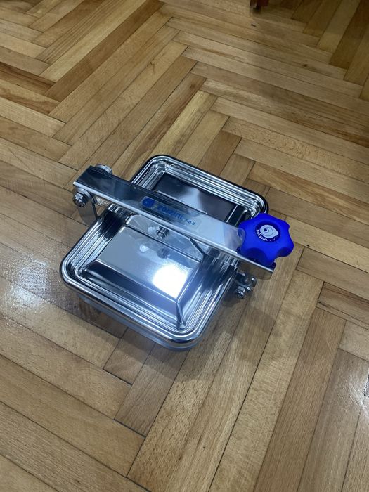 Люк з нержавіючої сталі