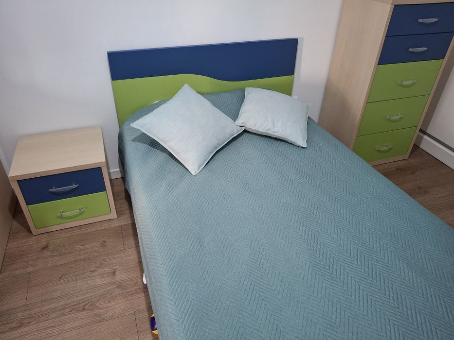 Cama solteiro e móvel gavetas