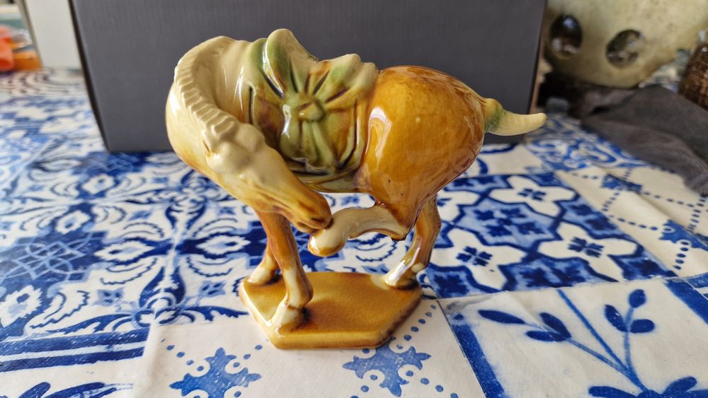 Cavalo chines em faiança