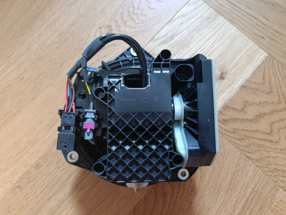 Kamera cofania VW Passat B8 + okablowanie