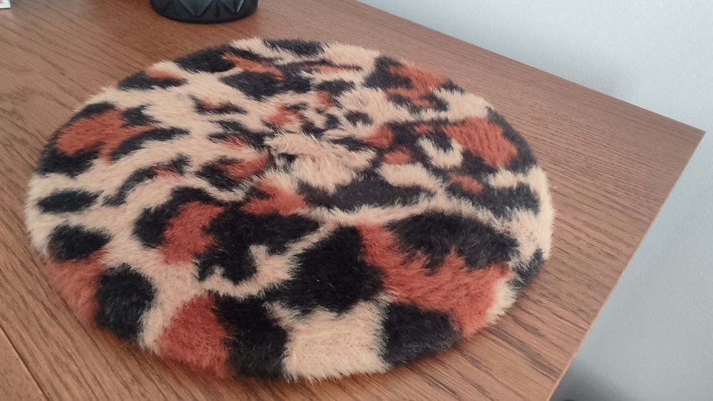 Piękny beret damski w panterkę firmy Monnari