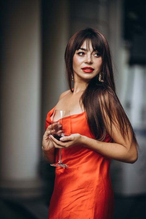 Червона сукня в білизняному стилі