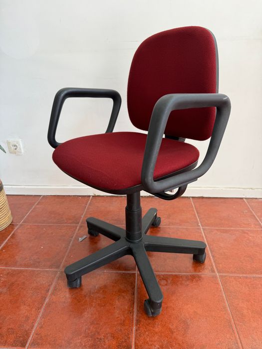 Cadeira de escritório ergonómica em tecido bordeaux
