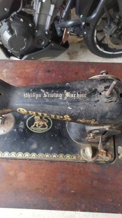 Máquina Costura Phillips e pés Singer Vintage