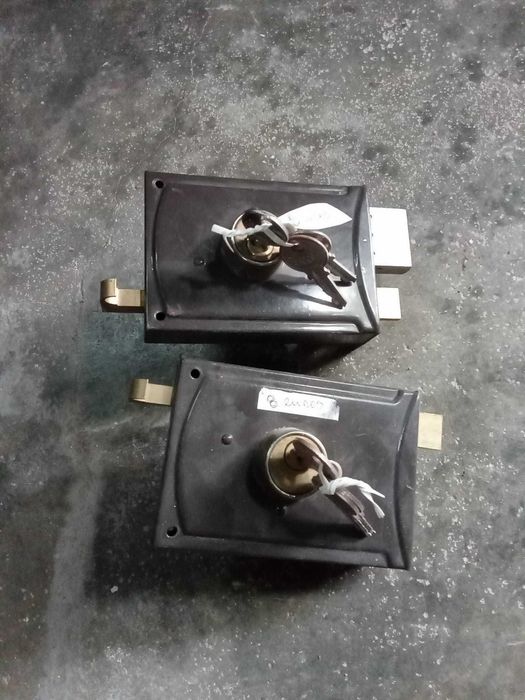 Fechaduras de portas - duas, com chaves