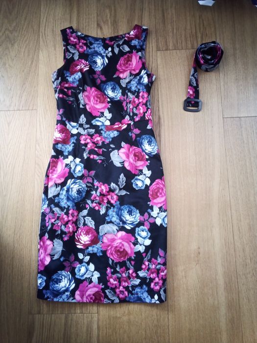 Czarna sukienka w kwiaty 34