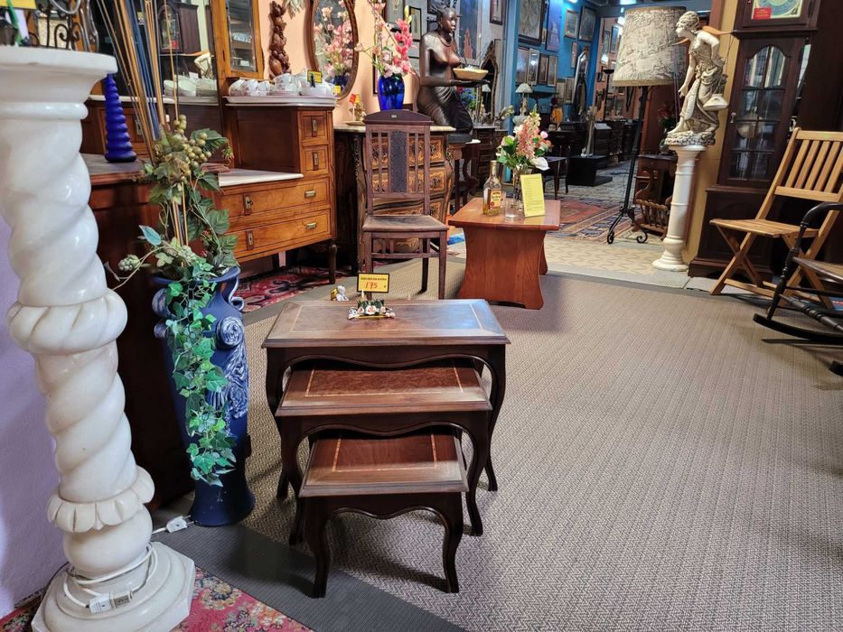 Conjunto de três mesinhas auxiliares - ótimo estad