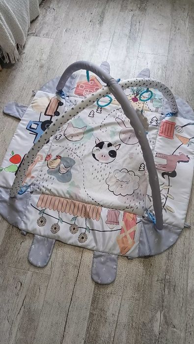 Детский коврик с игрушками
