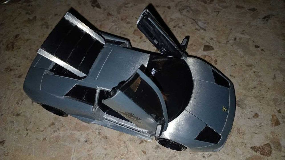 Модель автомобиля Ламборчини 1/24 из коллекции.