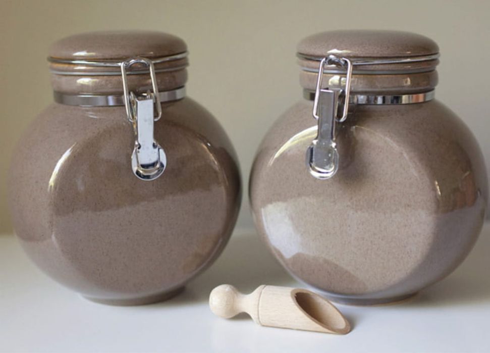 Dwa ceramiczne słoje na klamry