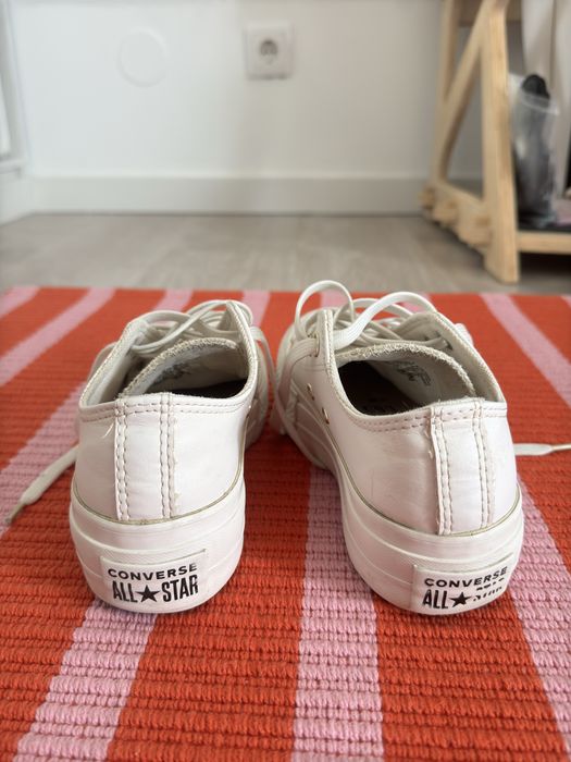 All stars brancos em pele/couro com plataforma