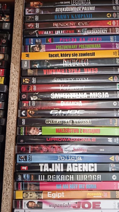 Sprzedam filmy widoczne na zdjęciach (9 zł za sztukę)