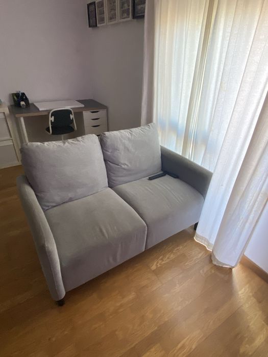 Sofa de dois ligares cinza