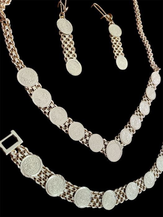 Conjunto de joias dourado com medalhas