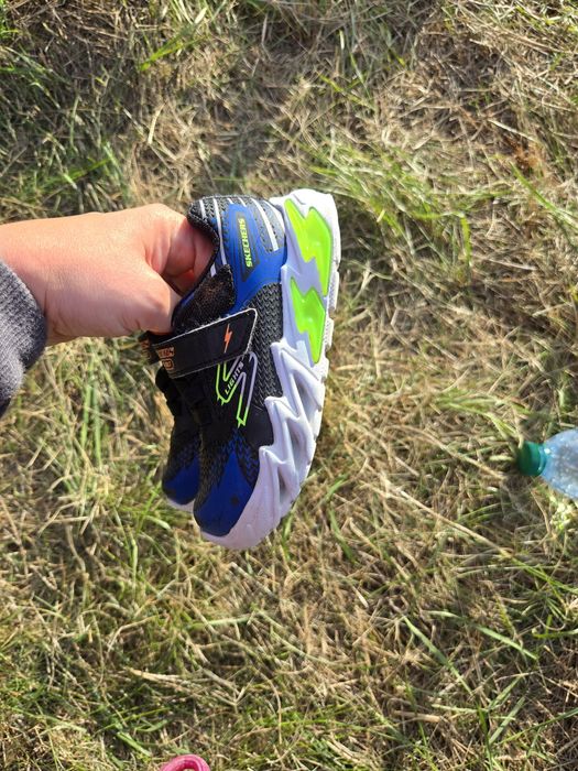 Buty sportowe Skechers, świecące, r. 25.
Elastyczne sznurówki.