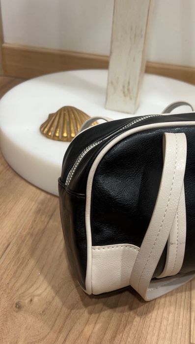 Bolsa / Mala Mulher Estilo Bowling/Duffle - Preta com Detalhes Brancos