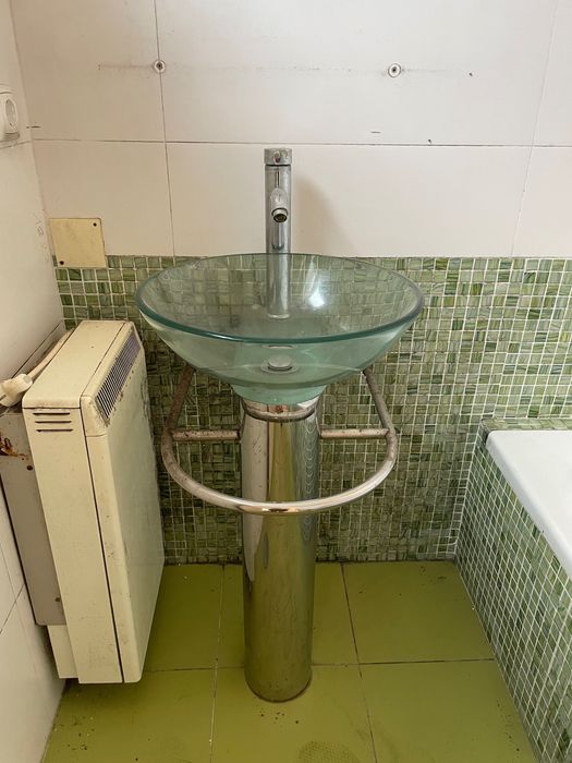Lavatório de vidro com coluna, torneira e toalheiro