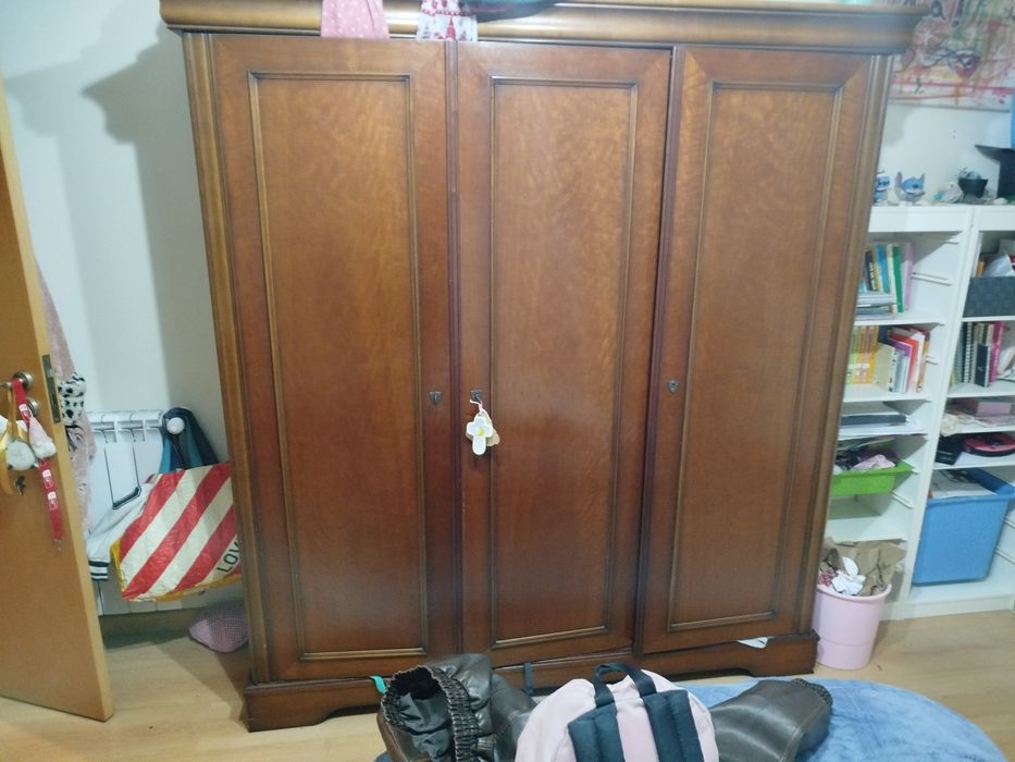 Guarda fatos em madeira maciça