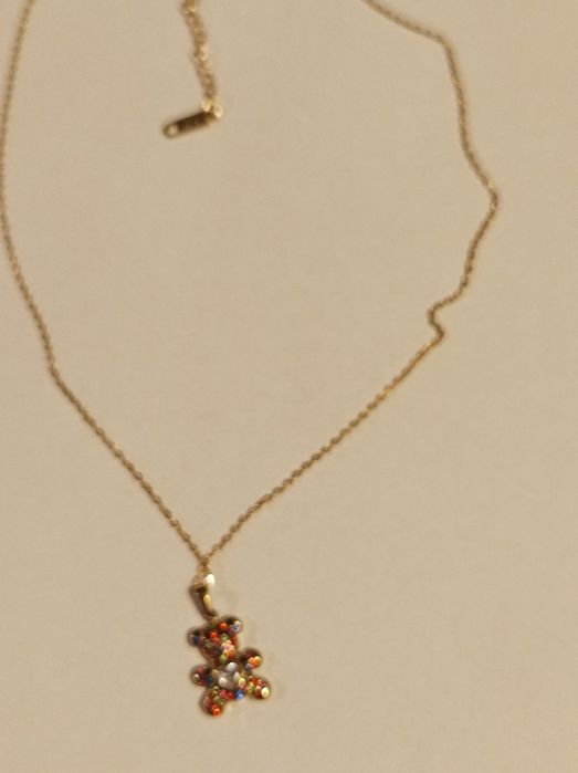 Naszyjnik z kolorowym misiem.