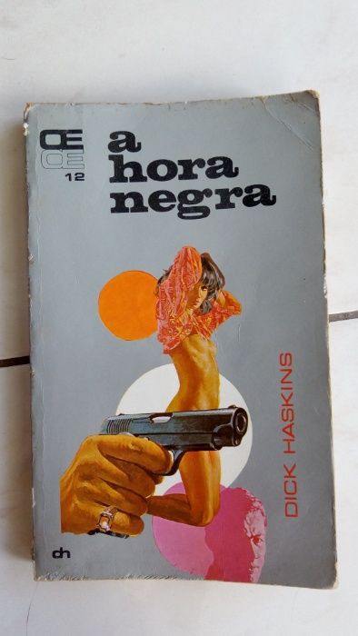 Mulher e arma com guitarra espanhola e A Hora Negra