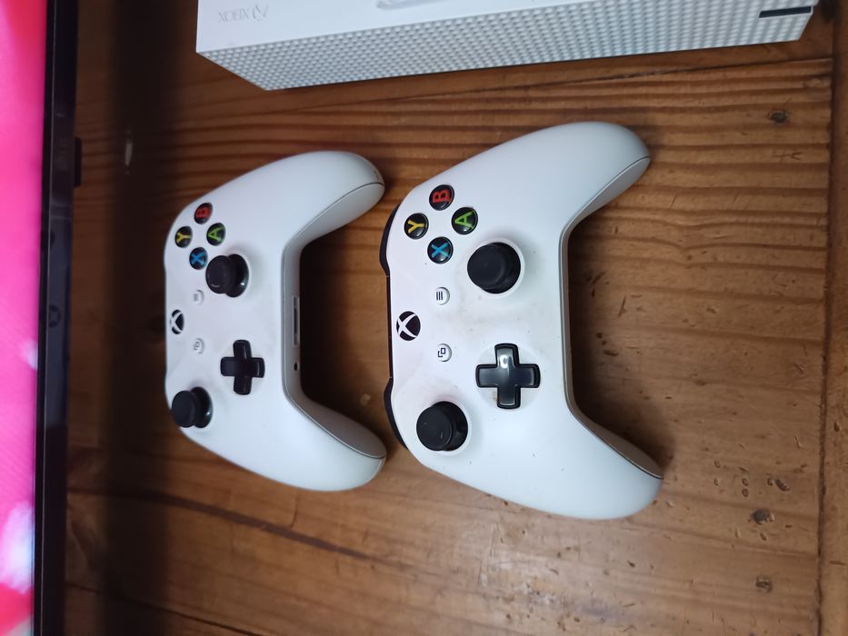 Consola Xboxone com 2 comandos