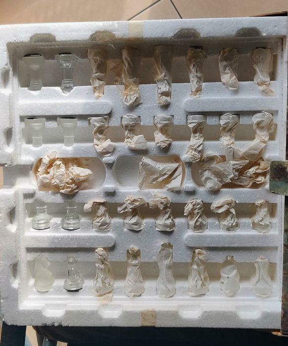 Jogo de xadrez com tabuleiro e peças em vidro fosco