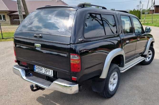 Разборка Toyota Hilux  бампер комплектний
