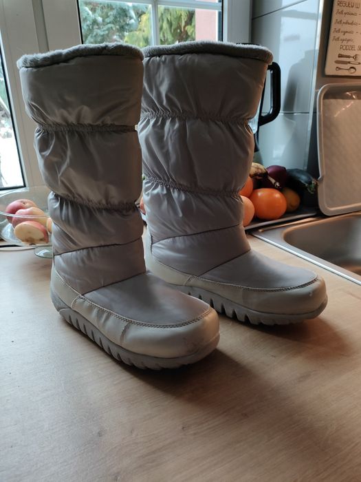 Srebrzyste buty na śnieg