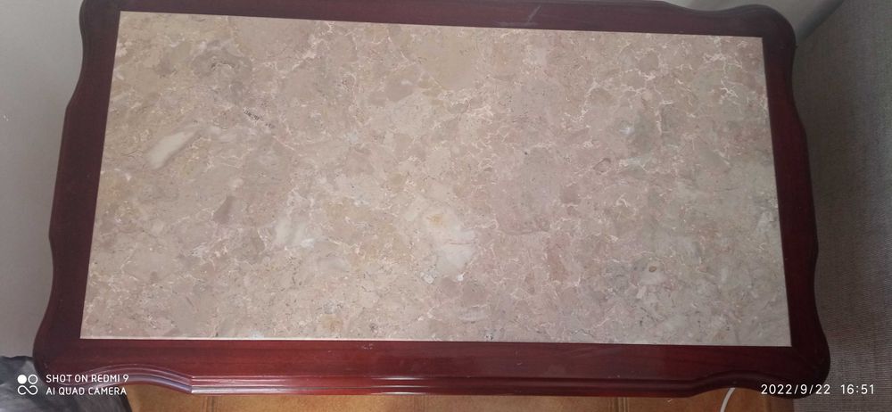 Mesa de Centro Clássica com Tampo em Mármore