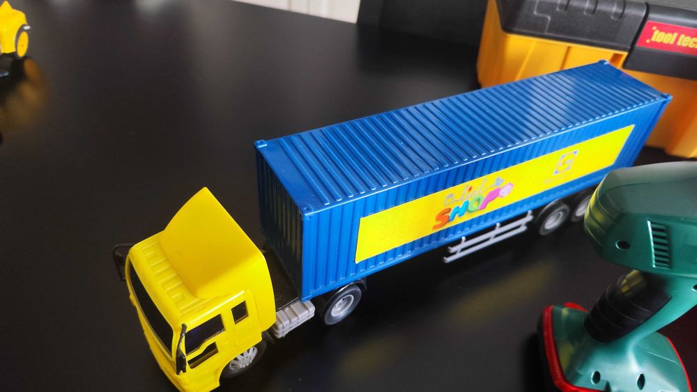 Lote de Brinquedos com Camião Faísca Mcqueen, ferramentas e outros