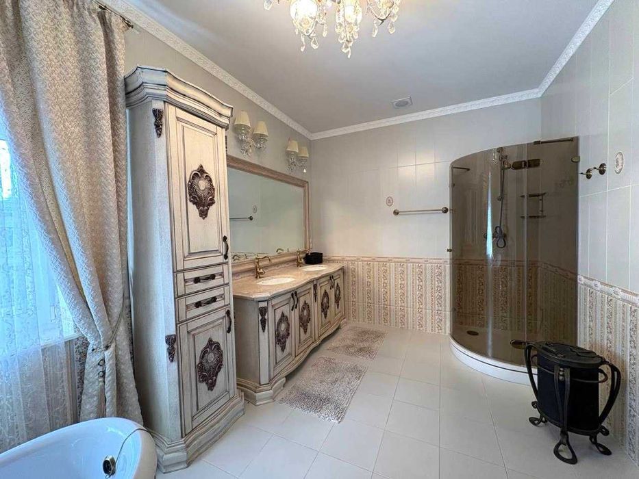 Продаж будинку 355 м² та 21 сот. землі у с. Конопниця